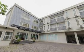 Reddoorz Plus At Riverside Malang